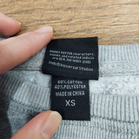 Hufflepuff Gray Pullover Sweatshirt Adult XS Wizarding World Of Harry Potter - Picture 4 of 10